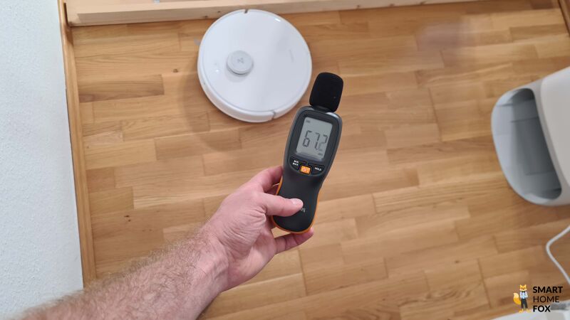Die Lautstaerke des QRevo Curv wird gemessen.